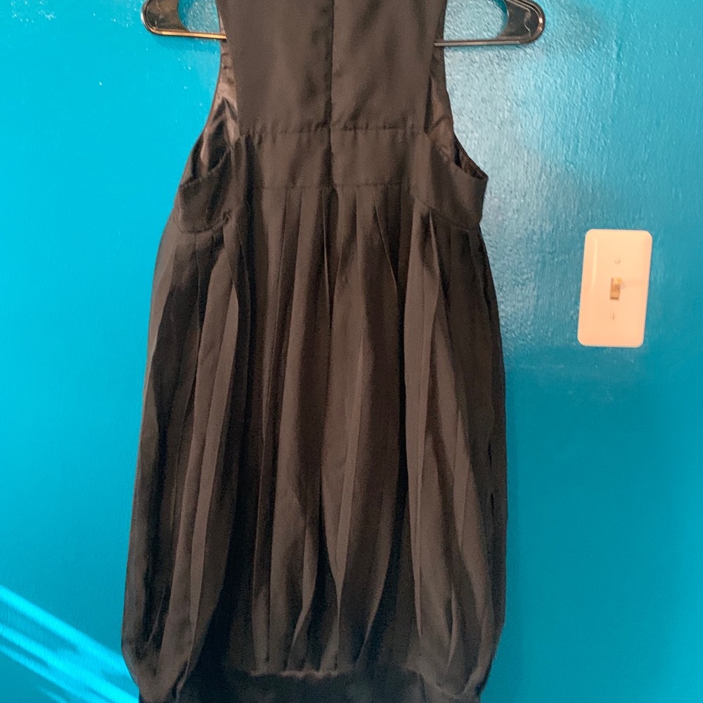 Sleeveless Black mini dress with ruffled front - Picture 9 of 12